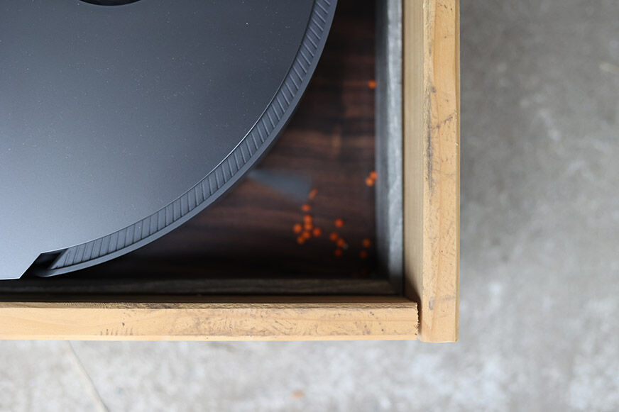 Ein Staubsauger-Roboter reinigt in einer Ecke.